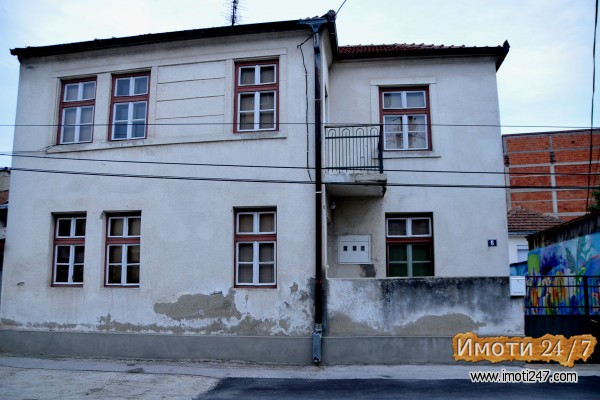 se prodava dvospratna kuka na odlicna lokacija
