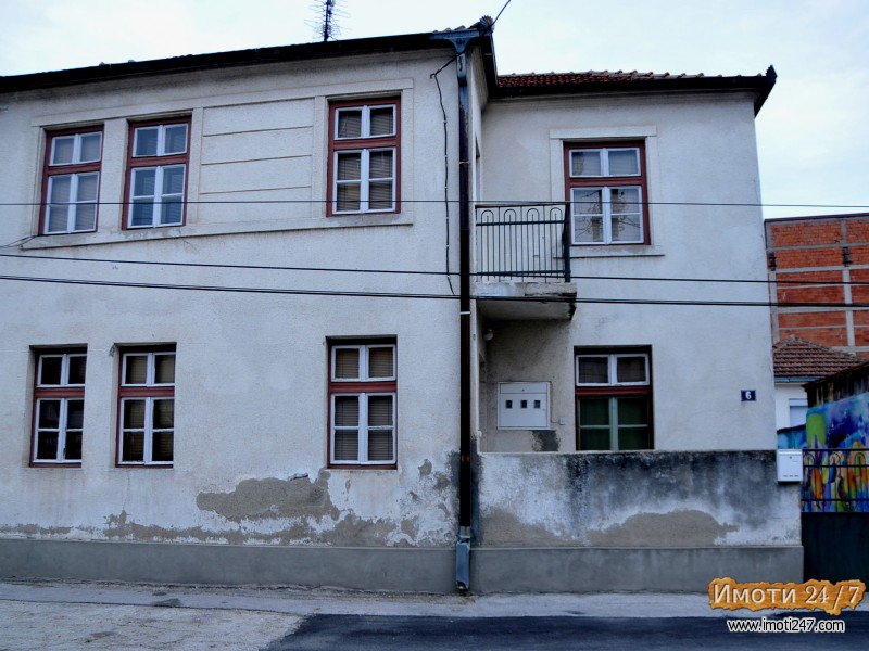 se prodava dvospratna kuka na odlicna lokacija