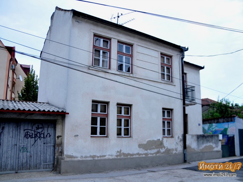 se prodava dvospratna kuka na odlicna lokacija