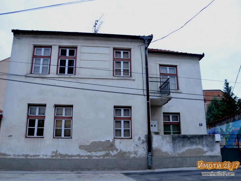 se prodava dvospratna kuka na odlicna lokacija