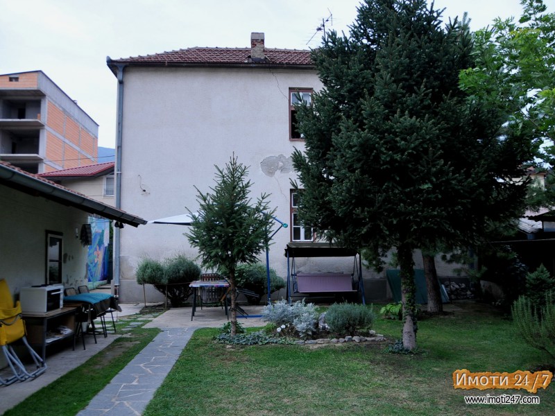 se prodava dvospratna kuka na odlicna lokacija