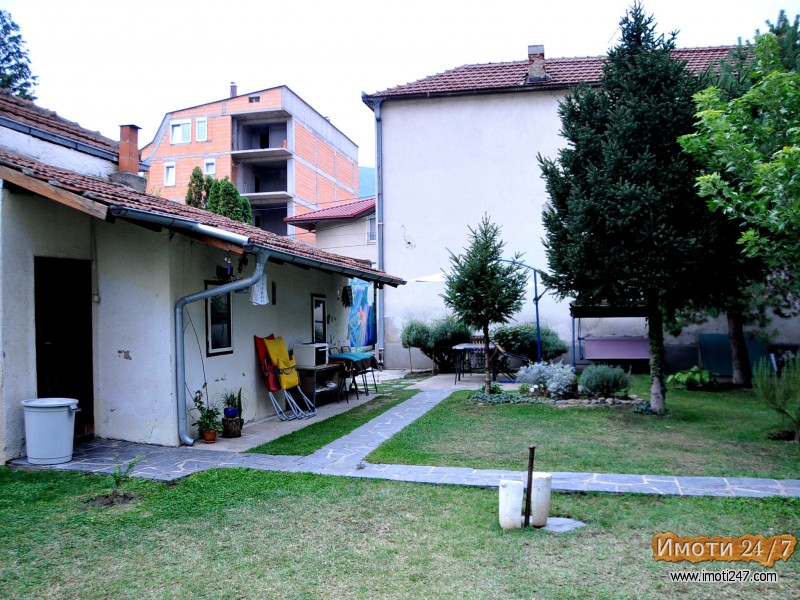 se prodava dvospratna kuka na odlicna lokacija