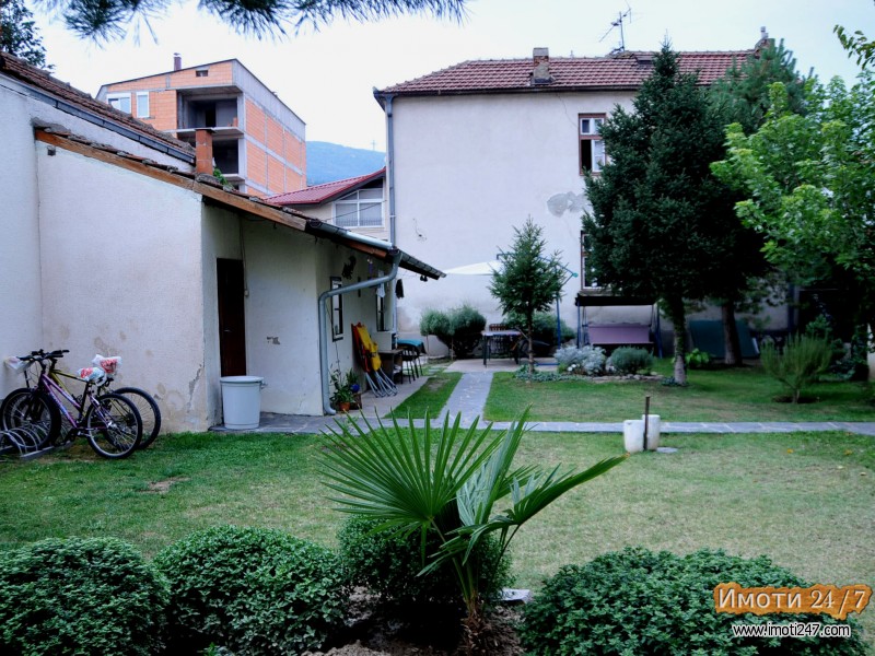 se prodava dvospratna kuka na odlicna lokacija