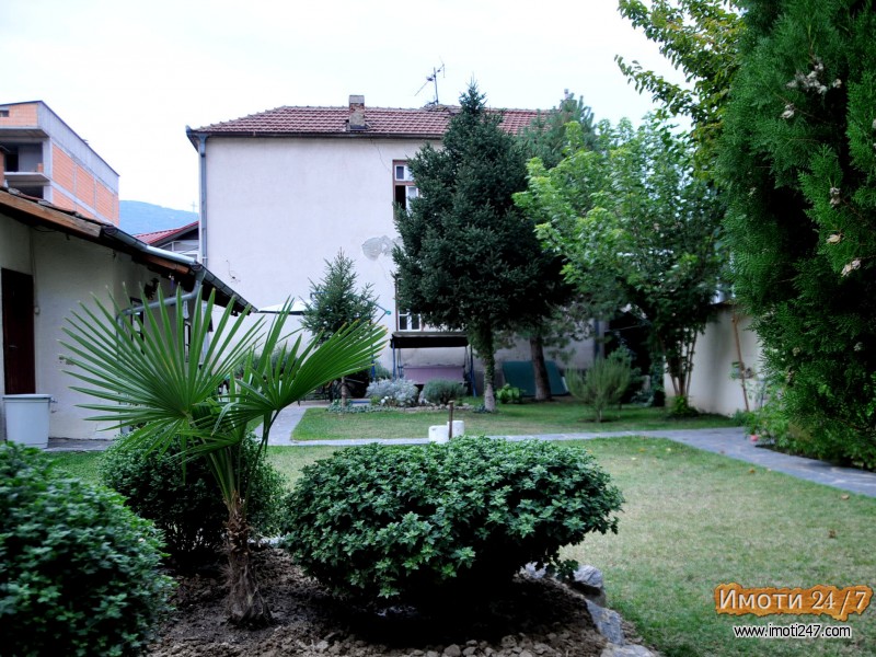 se prodava dvospratna kuka na odlicna lokacija