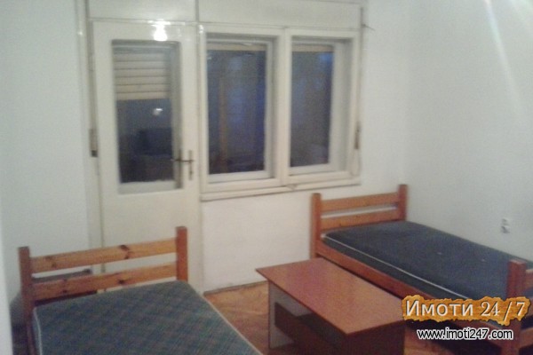 se izdava 50 m2 STARA RAMPA 2 spalni i dnevna
