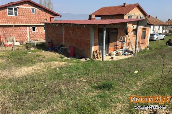 продавам куќа во Усје