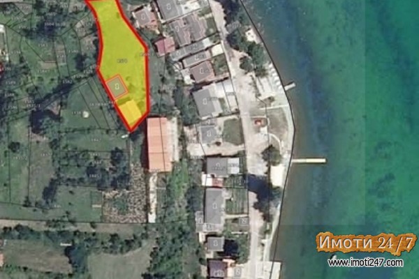  Плац во срцето на Радожда со поглед на целото Охридско езеро