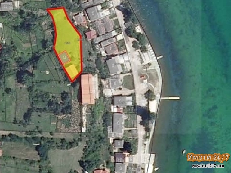  Плац во срцето на Радожда со поглед на целото Охридско езеро