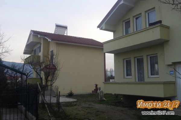 Se prodavaat dve novi kuki vo naselba zlakukani