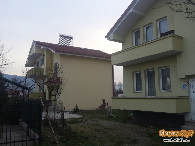 Se prodavaat dve novi kuki vo naselba zlakukani