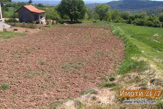 ПОВОЛНО Продавам плац во сопиште екстра локација 