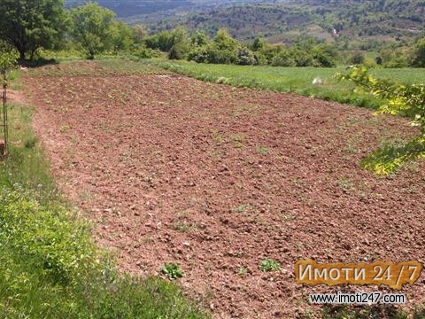 ПОВОЛНО Продавам плац во сопиште екстра локација 
