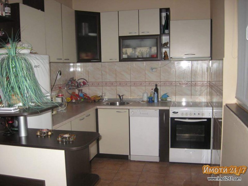 odlicna kukja 200m2 so dvor 400m2 Lisice