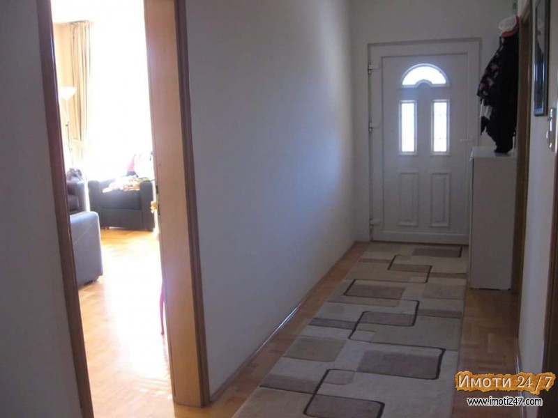 odlicna kukja 200m2 so dvor 400m2 Lisice