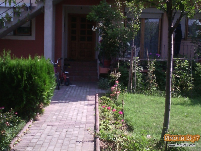 odlicna kukja 200m2 so dvor 400m2 Lisice