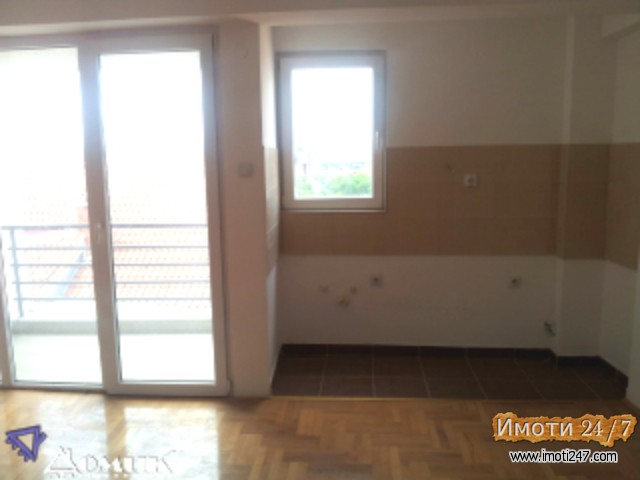 DOMIK PRODAVA NOV 2 SOBEN STAN VO DEBAR MAALO