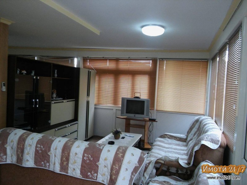 Prodavam plac 433 m2  so 2 Apartmani 100 metra od ezero