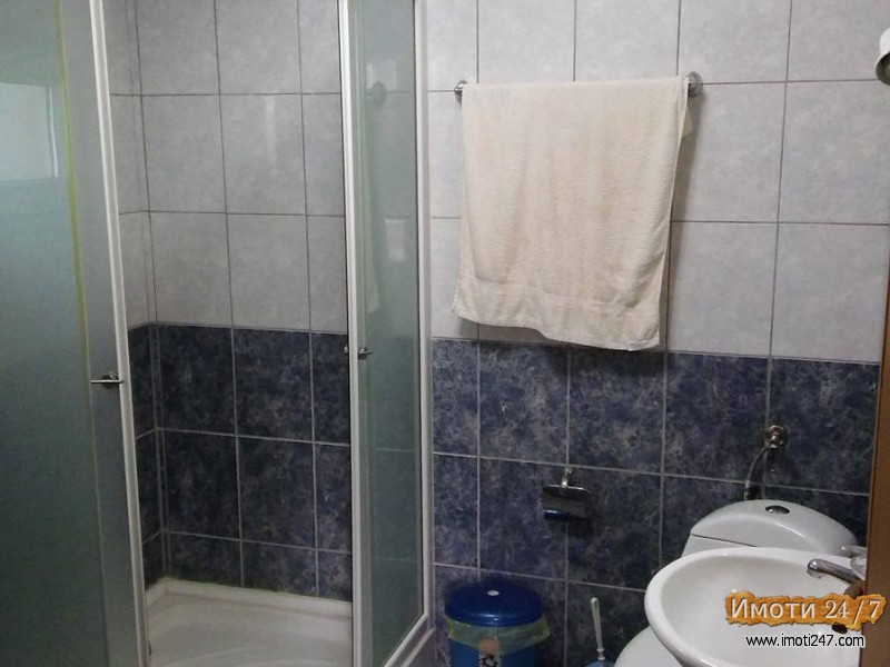 Prodavam plac 433 m2  so 2 Apartmani 100 metra od ezero