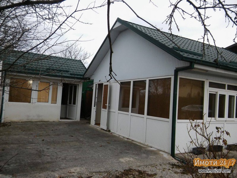 Prodavam plac 433 m2  so 2 Apartmani 100 metra od ezero