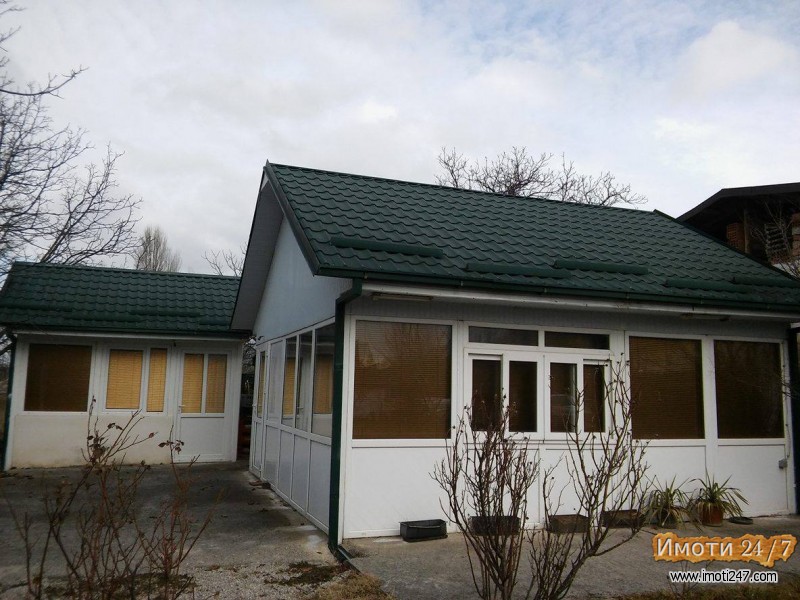 Prodavam plac 433 m2  so 2 Apartmani 100 metra od ezero