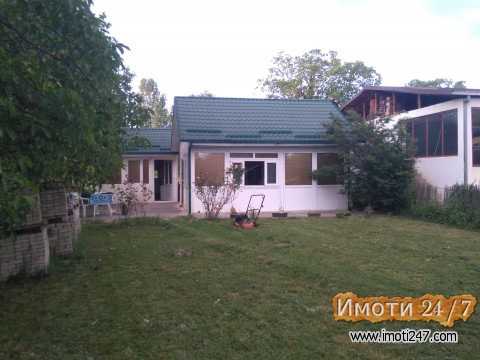 Prodavam plac 433 m2 so 2 Apartmani 100 metra od Ohridsko Ezero   OHRID
