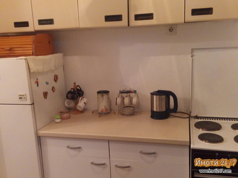 Се издава комплетно наместен трособен стан