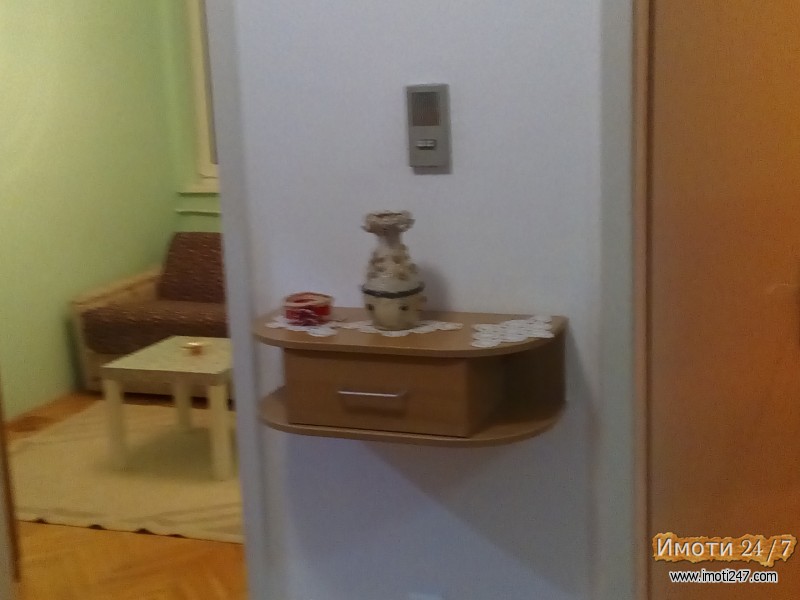 Се издава комплетно наместен трособен стан