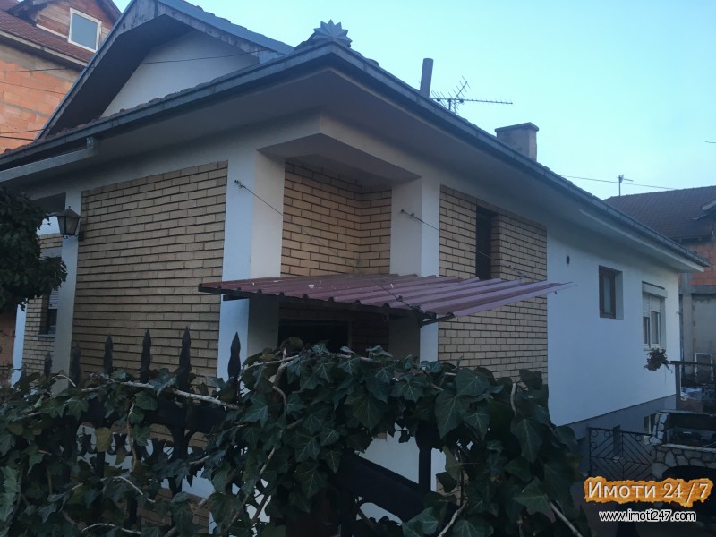 Се продава куќа во Ченто- стан од 153м2гаража од 22 м2 и двор двор 280 м2
