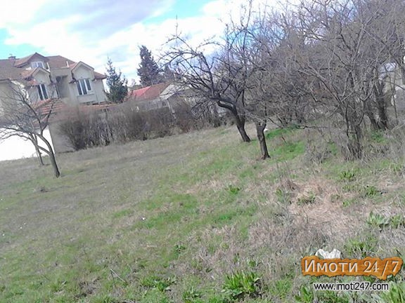 PRODAVAM PLAC VO MADZRI