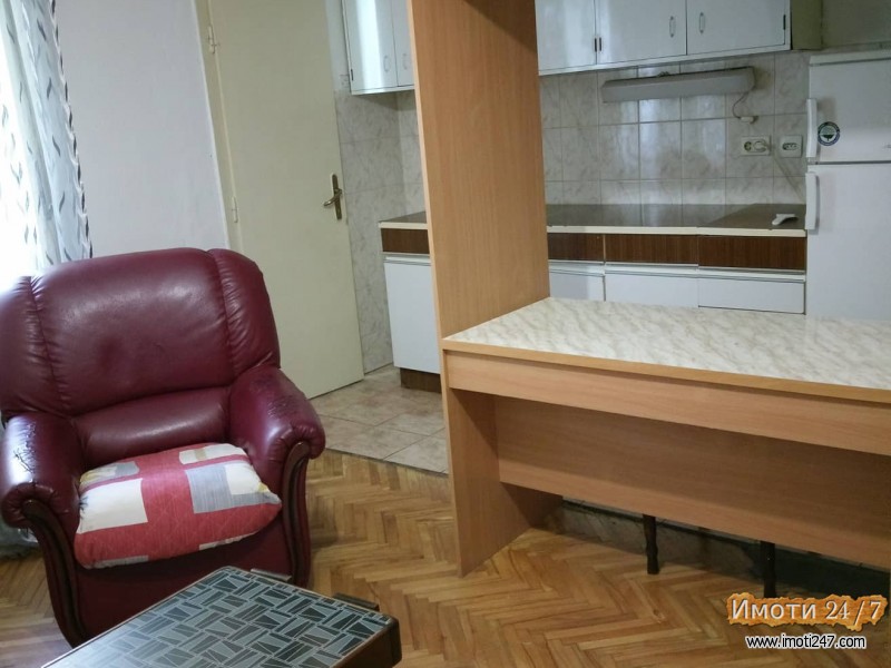 Se iznajmuva trosoben stan vo Centar Skopje