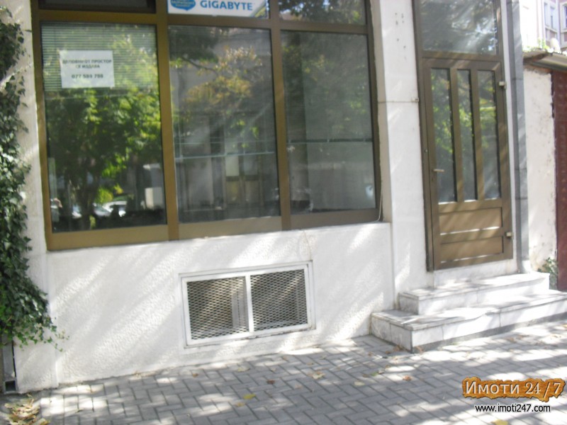 Издавам 60м2 деловен простор во дебар маалокружен тек