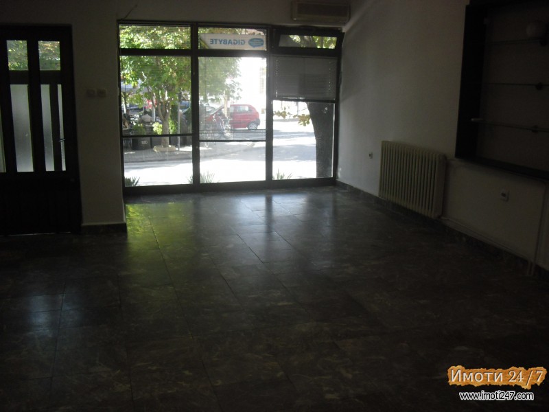 Издавам 60м2 деловен простор во дебар маалокружен тек