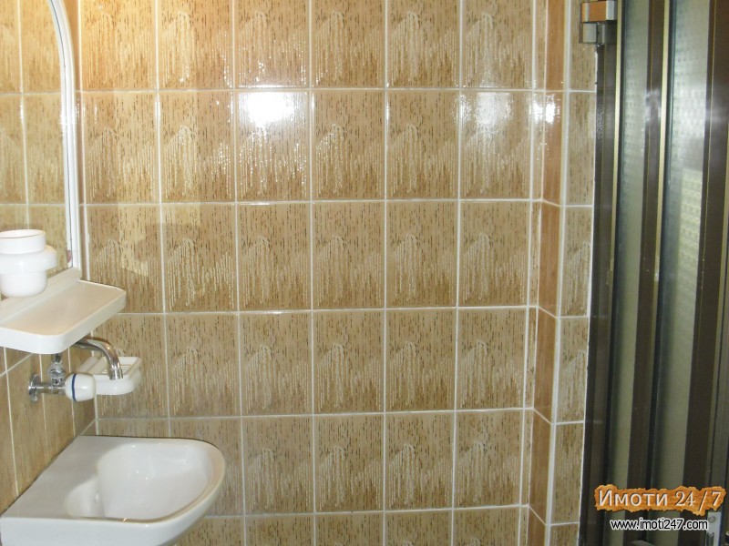 Издавам 60м2 деловен простор во дебар маалокружен тек