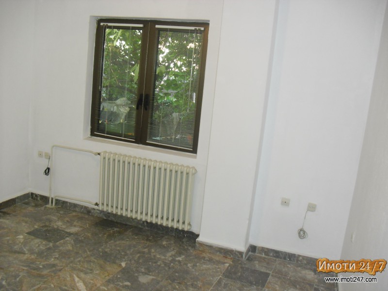 Издавам 60м2 деловен простор во дебар маалокружен тек