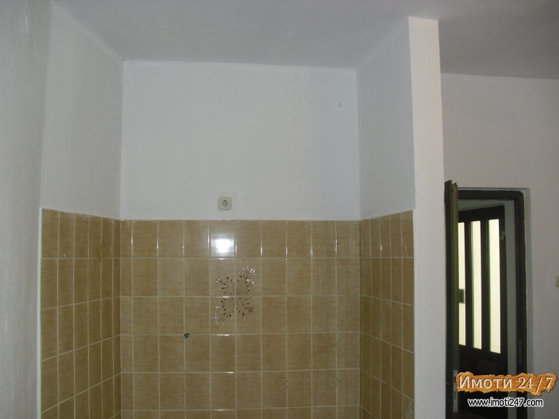 Издавам 60м2 деловен простор во дебар маалокружен тек