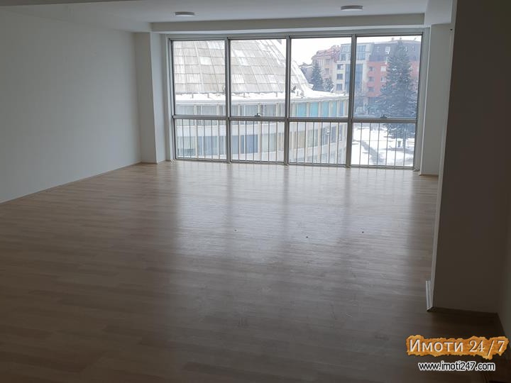 Centar univerzalna kancelarii 512m2