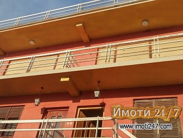 КУЌА СО АТРАКТИВЕН ПОГЛЕД НА ЕЗЕРО