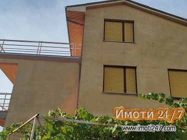 КУЌА СО АТРАКТИВЕН ПОГЛЕД НА ЕЗЕРО