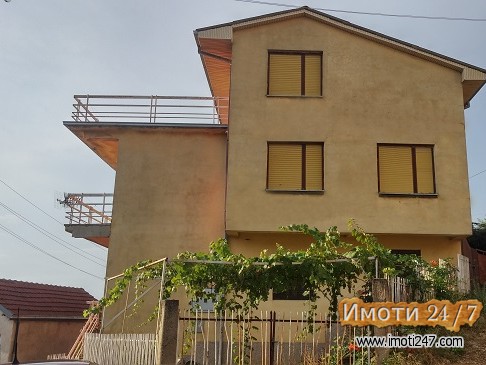 КУЌА СО АТРАКТИВЕН ПОГЛЕД НА ЕЗЕРО