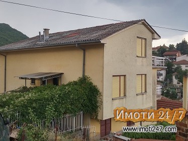 КУЌА СО АТРАКТИВЕН ПОГЛЕД НА ЕЗЕРО