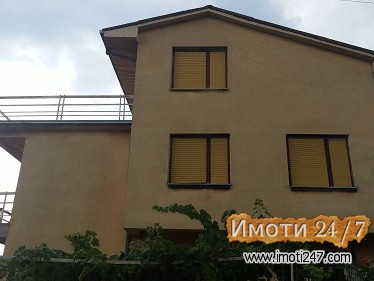 КУЌА СО АТРАКТИВЕН ПОГЛЕД НА ЕЗЕРО