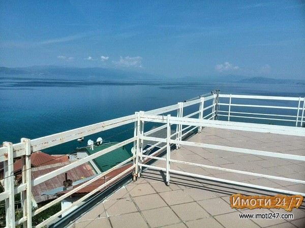 КУЌА СО АТРАКТИВЕН ПОГЛЕД НА ЕЗЕРО