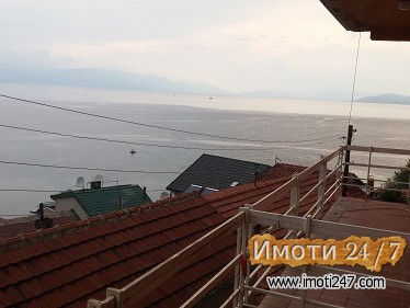 КУЌА СО АТРАКТИВЕН ПОГЛЕД НА ЕЗЕРО