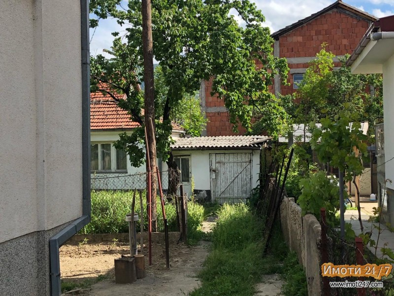 SE PRODAVA KUKA VO GORCE SO DVORNA POVRSINA
