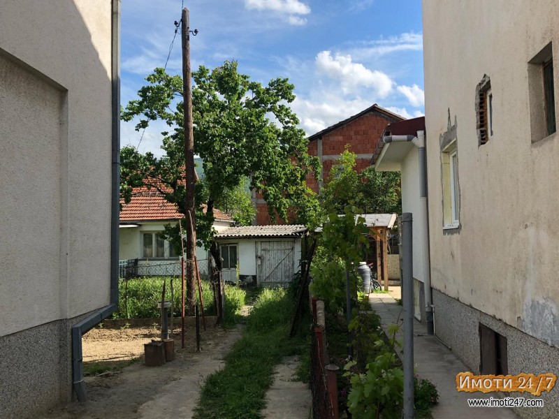 SE PRODAVA KUKA VO GORCE SO DVORNA POVRSINA