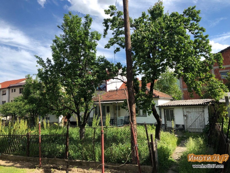 SE PRODAVA KUKA VO GORCE SO DVORNA POVRSINA