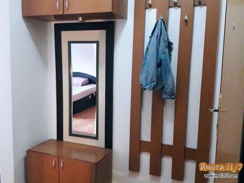 Издавам наместен стан во Центар