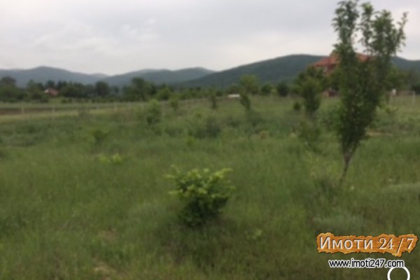 ПРОДАВАМ плац со викендица