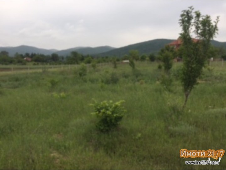 ПРОДАВАМ плац со викендица