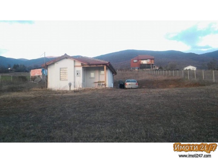 ПРОДАВАМ плац со викендица